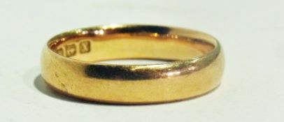 18ct gold wedding ring approximately 5 grams