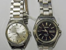 Gents Seiko stainless steel kinetic wristwatch with black face and another 'Sea breeze' watch (2)