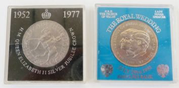 Crown 1977 and a 1981, in case of issue, uncirculated, a large quantity of English bronze coins from