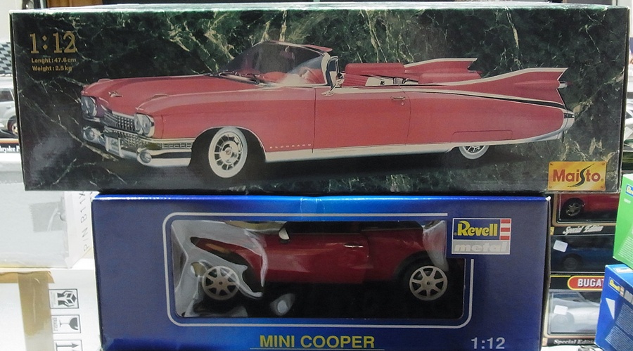 A 1/12 scale Maisto diecast model of a Cadillac Eldorado Biarritz 1959, a Jaguar XJ 220, 1992 and