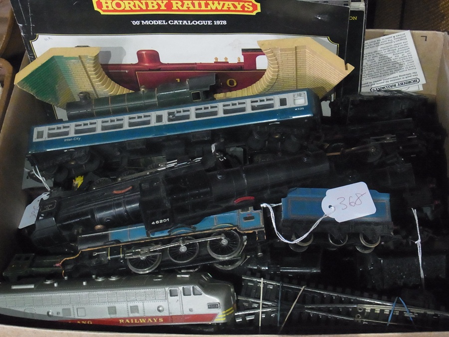 Quantity Hornby '00' gauge locomotives and tenders, InterCity carriage, rack etc (1 box)