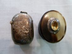Edwardian silver vesta, Chester 1903, and a silver-mounted horn trinket box, Birmingham 1911 (2)
