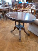 Late Victorian mahogany oval loo table with turned column support, on splayed legs with casters,