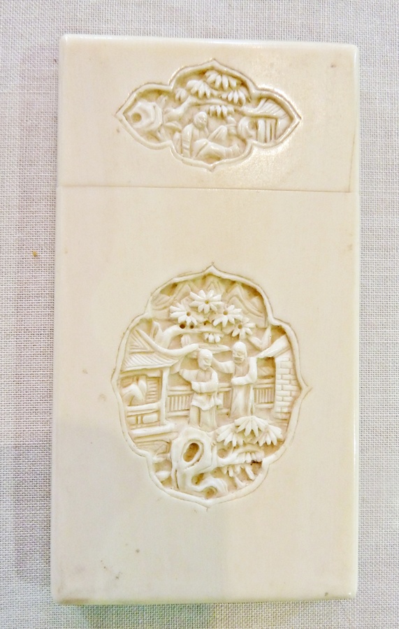 Chinese carved ivory card case, with gentleman in landscape