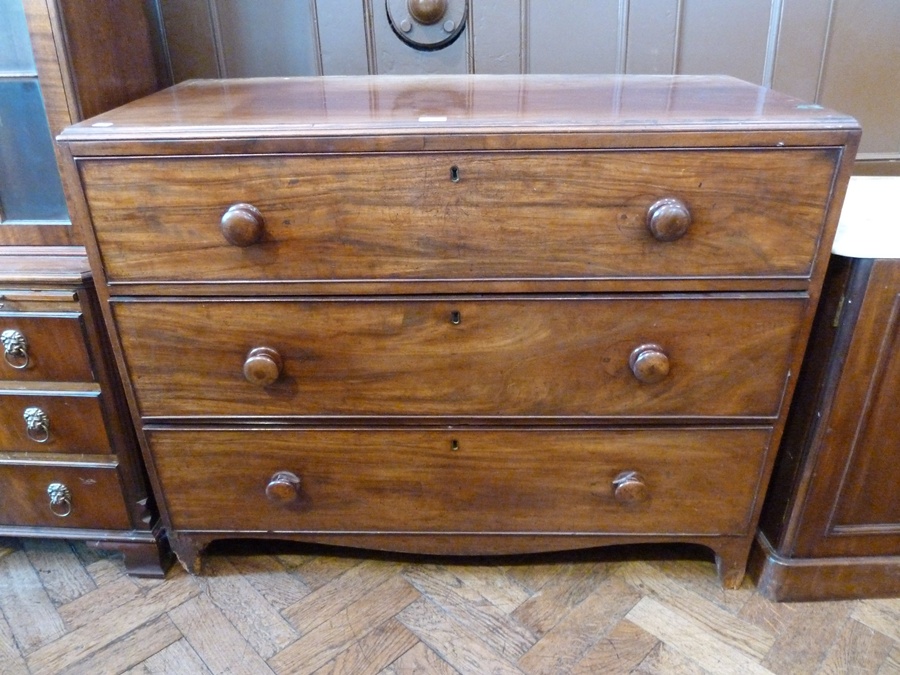 Mahogany chest of three long drawers, circular turned wood handles (af), 110 cm wide