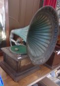 A Selecta Phone, gramophone with horn and His Masters Voice needles (af)