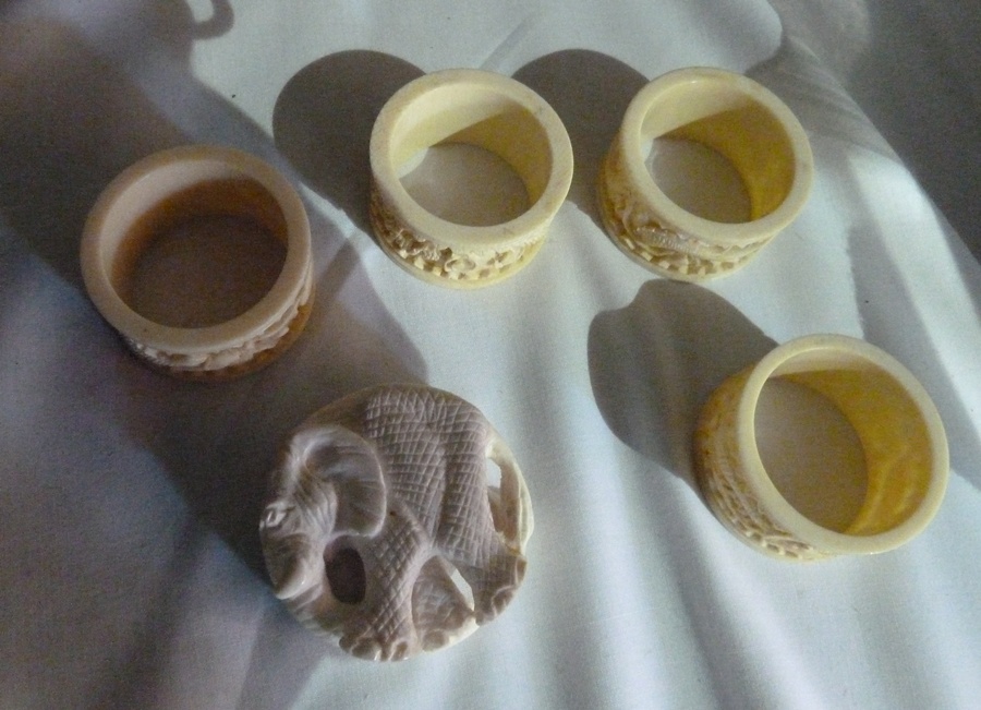 Four oriental carved ivory napkin rings and a carved ivory elephant (5)