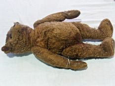 Early 20th century Steiff style dark brown teddy bear, with glass button eyes, with long arms, 59 cm