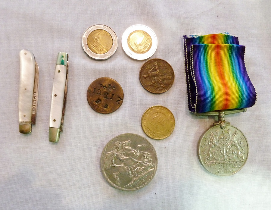 1939 Defence medal, Commemorative crown, two mother-of-pearl penknives, foreign coins (1 box)