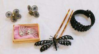 Late nineteenth/early twentieth century French jet dragonfly hair comb, four strand graduated