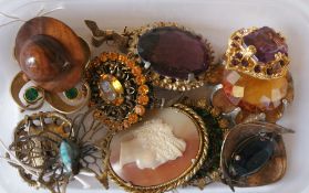 Quantity costume jewellery brooches, including enamelled metal butterfly brooch and large stone-