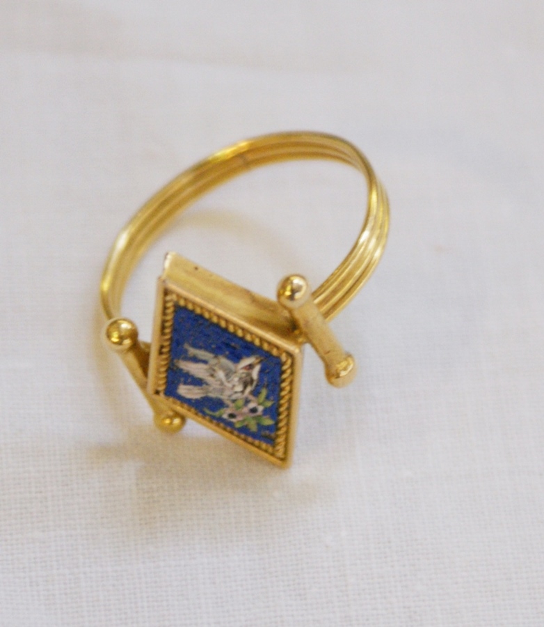 Gold-coloured metal and mosaic ring, the lozenge-shaped top inset with bird and floral mosaic, bar