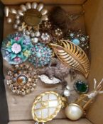 Quantity costume brooches, including paste, plastic and faux pearl