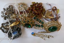 Quantity costume jewellery brooches, including 1950s paste and others