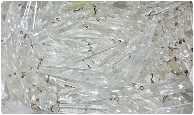 Quantity of cut glass light fitting drops (1 box)