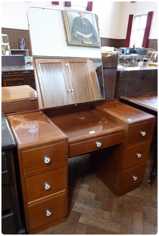 Modern dressing table with rectangular mirror, single frieze drawer to three small drawers on either