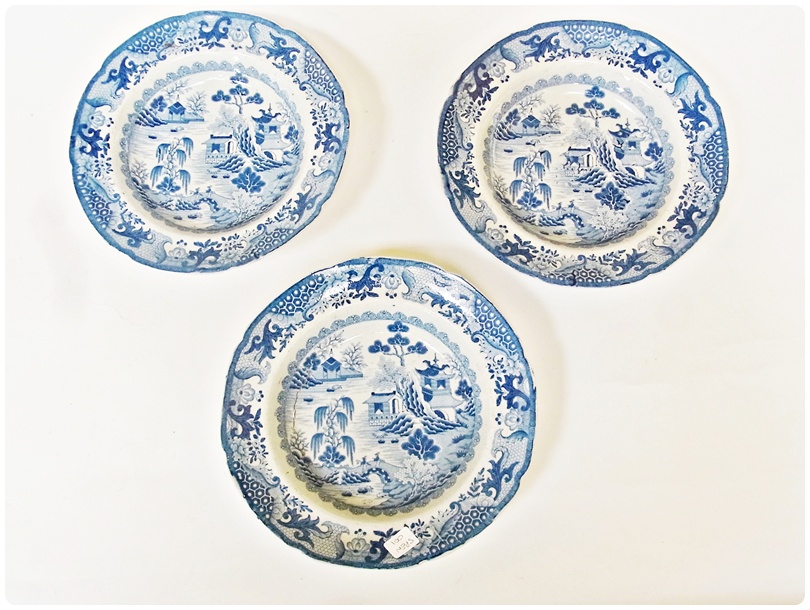 Pair Minton pearlware "Camel and Giraffe" pattern octagonal patter blue and white plates, circa