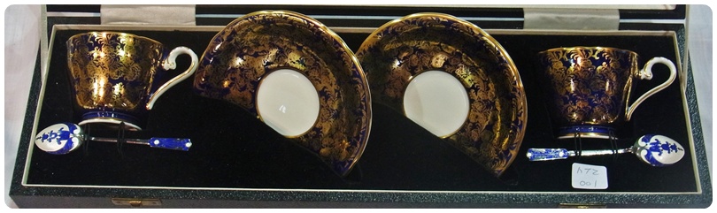 Boxed set of pair Aynsley china cabinet cups and saucers, blue and gilt scroll decoration and pair