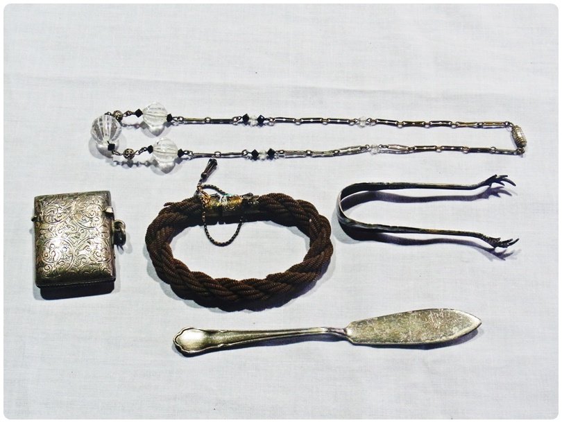 Silverplated vesta case, sugar nips, necklace, hair bracelet and other items (1 box)