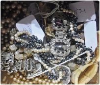 Small collection of costume jewellery, to include beaded necklaces, bracelets, etc. (1 box)