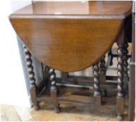 Twentieth century oak gate-leg table, on spirally twist supports united by stretchers, on bun