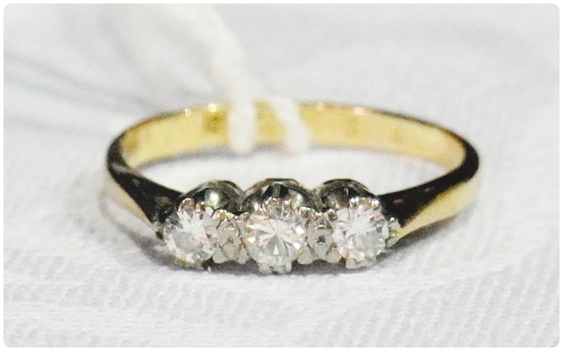 18ct gold three stone diamond ring