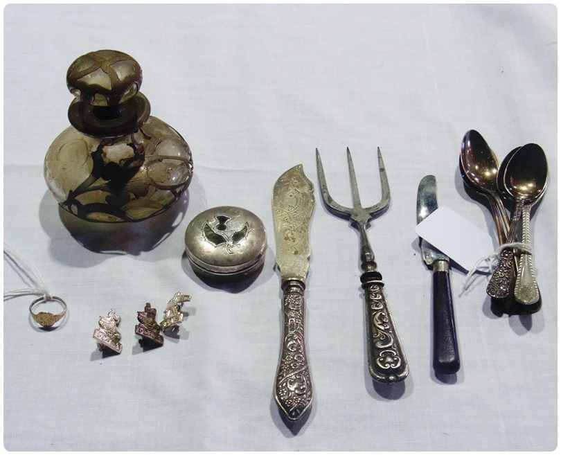 Collection of assorted silver teaspoons, silver trinket box with thistle decoration, maker C.M.