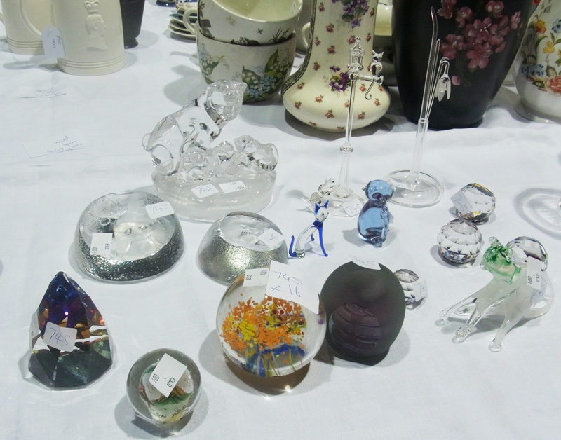 Quantity of glass paperweights and other glass items (16)