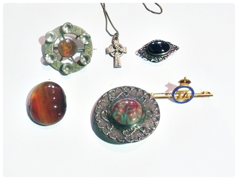 Quantity of costume jewellery to include: silver coloured bangle, brooches, pendants, thimble and