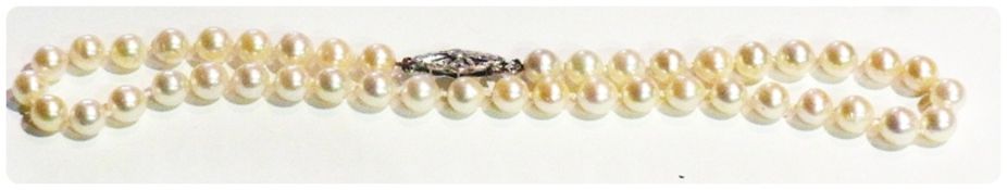 Short string cultured pearls with 9ct white gold and white stone set clasp