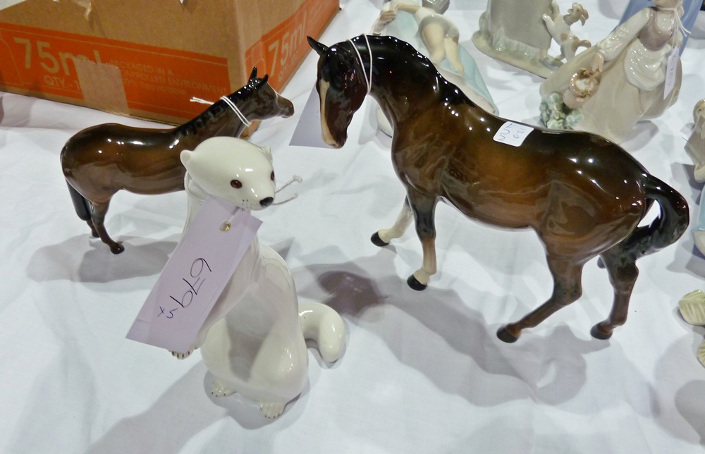 Beswick foal, two other model horses, Beswick wren,  and a white stoate (5)
