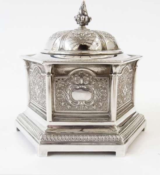 An Edwardian Garrard silver hexagonal inkwell, eastern style, the hinged cover opening reveal collar