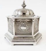 An Edwardian Garrard silver hexagonal inkwell, eastern style, the hinged cover opening reveal collar
