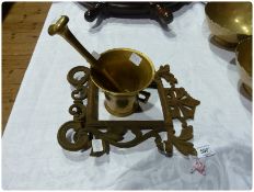 Metal frame, rococo design, with a brass pestle and mortar (3)