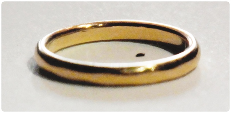 9ct gold wedding band, approx. 2g