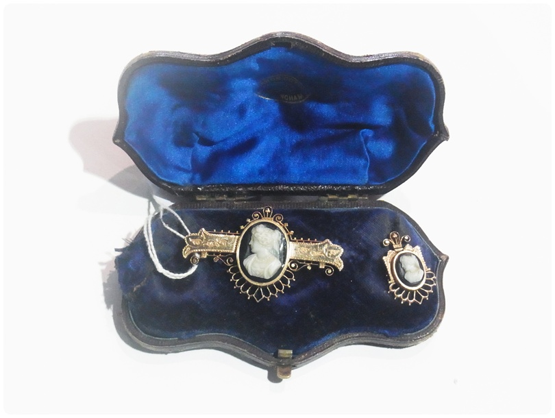 Nineteenth century gold and onyx cameo brooch, cameo head and shoulders of lady, with ornate