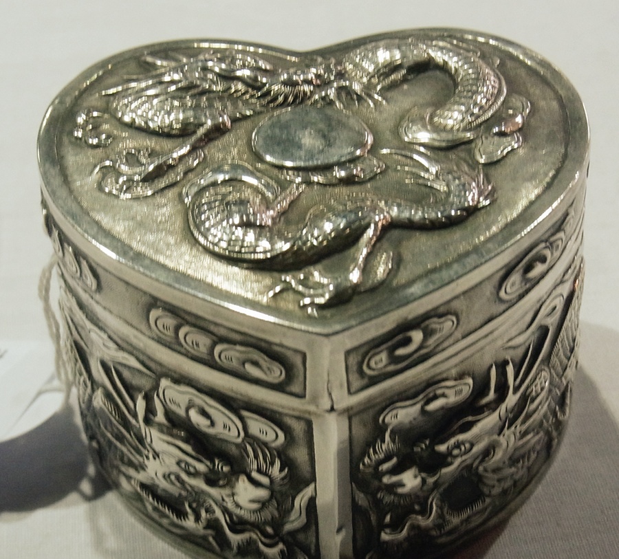 Chinese silver heart-shaped trinket box, with repousse dragon design, width 8cm