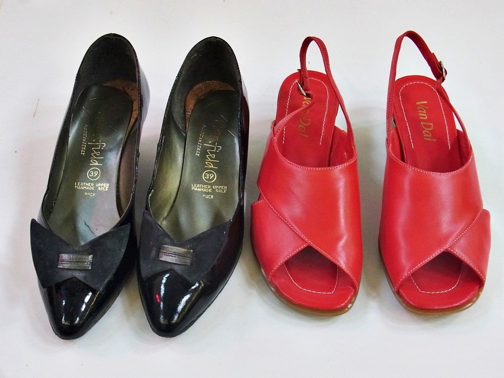 A large quantity of lady's shoes including:- Bandalino