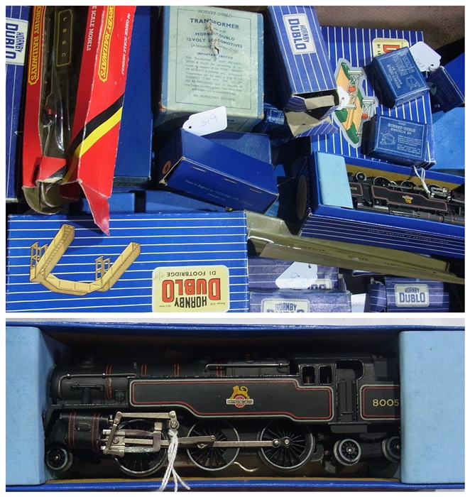 Quantity Hornby '00'  to include:- tank locomotive EDL18, footbridge, level crossings, wagons and