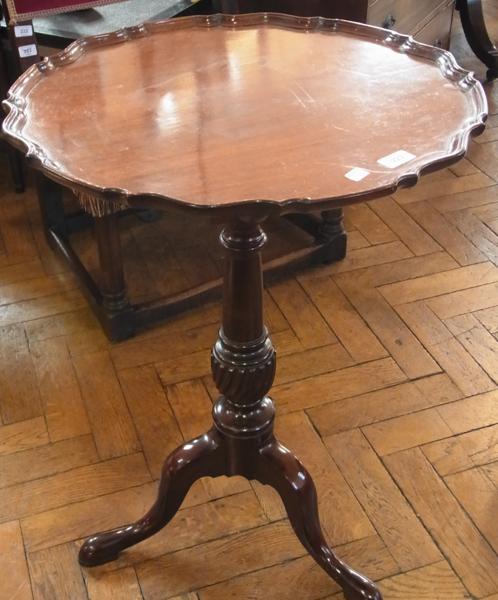 A mahogany tilt-top birdcage table, the circular top with piecrust edge, above the tilt-top birdcage