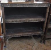 Twentieth century oak open bookcase of two shelves, with fluted frieze, raised on square cabriole