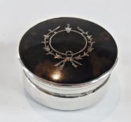 George V silver and tortoiseshell pique circular box, inset with silver floral garland, Birmingham