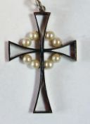 9ct white gold and seedpearl cross pendant with openwork cross