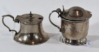 George V silver lidded mustard pot, of circular form, on a raised base, blue glass liner,