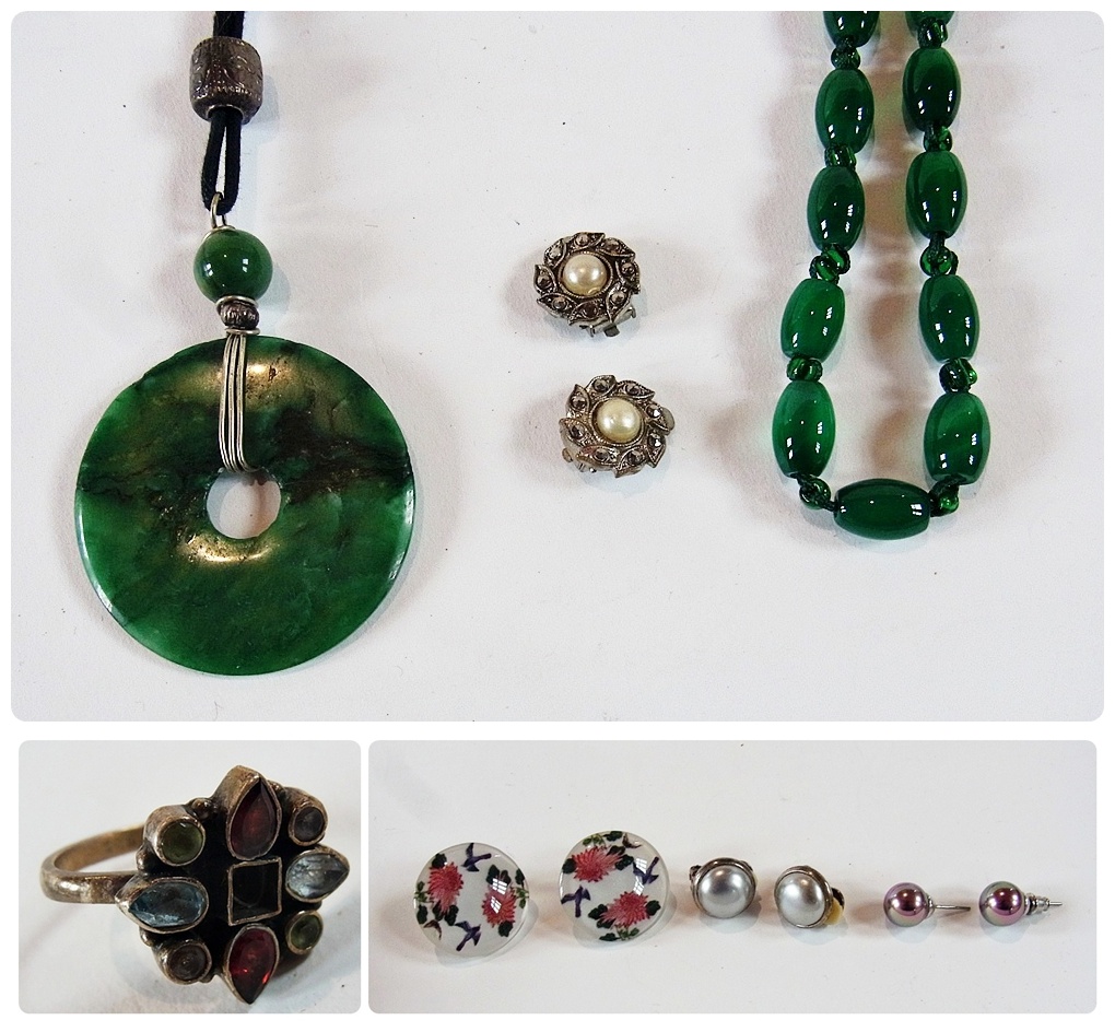 Small quantity of costume jewellery, to include green stone pendant necklace, green glass beads,