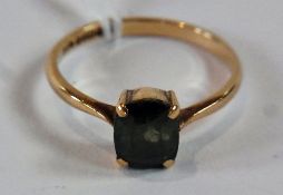 9ct gold and peridot (?) ring