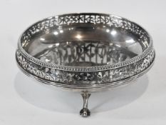 A George V silver bon-bon dish, of circular form with open fretwork border, raised on short cabriole