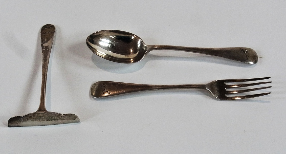George V silver part christening set, comprising child's spoon, fork and pusher, in a fitted case,