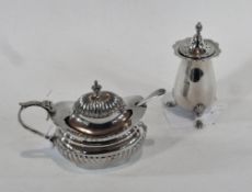 An Edwardian silver lidded mustard pot, of reeded design, with spoon and blue glass liner,