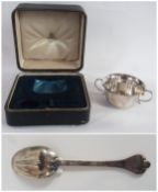 George V silver child's porringer and rattail and trifid pattern spoon, Chester 1917, in fitted